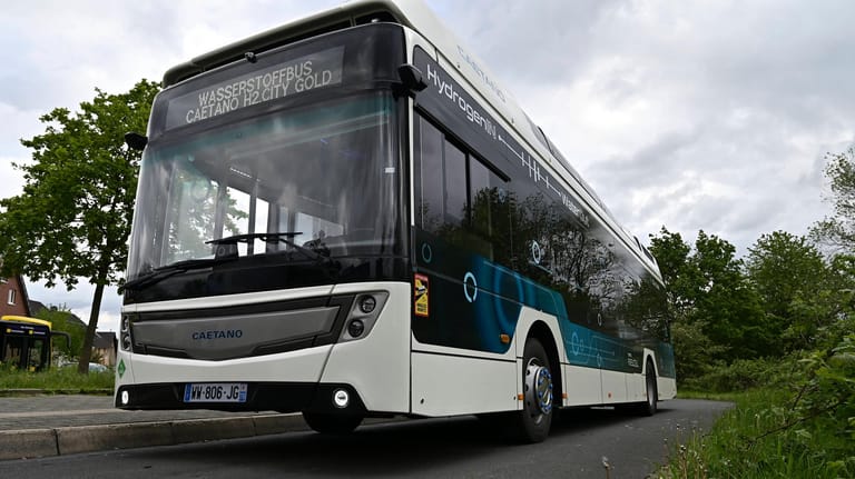 Ein Brennstoffzellenbus der Firma Caetano bei einer Testfahrt: Mobilität müsse nicht nur zuverlässig, sondern auch nachhaltig sein, meint Hendrik Wüst (CDU).