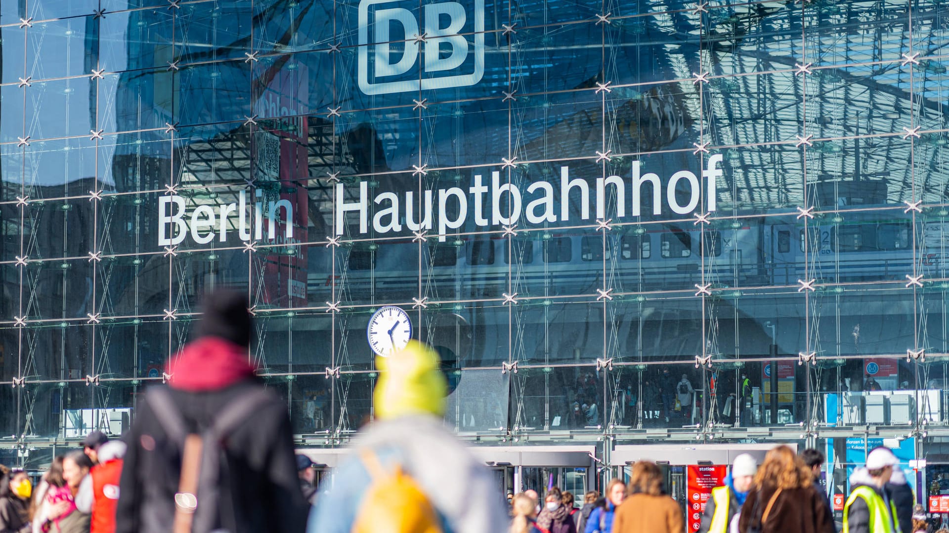 Eingang des Berliner Hauptbahnhofs (Archivbild): Hier kam es in der Nacht zu Freitag zu einem Polizeieinsatz.