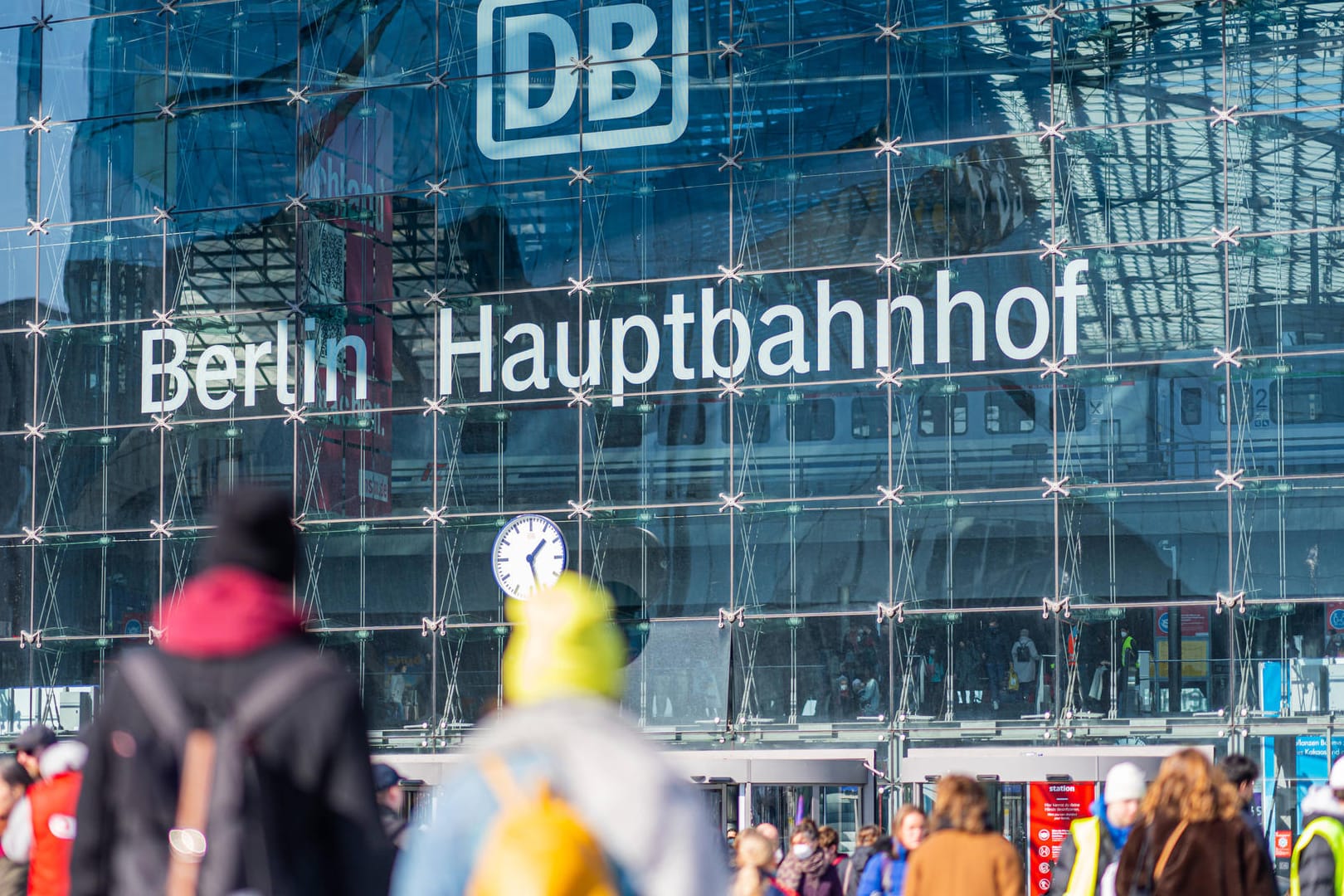 Eingang des Berliner Hauptbahnhofs (Archivbild): Hier kam es in der Nacht zu Freitag zu einem Polizeieinsatz.