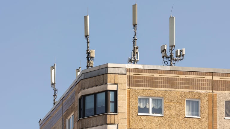 Mobilfunkantennen auf einem Hausdach (Symbolbild): "Wir wollen nie wieder hinterherlaufen", sagt Wüst zur Digitalisierung in NRW.