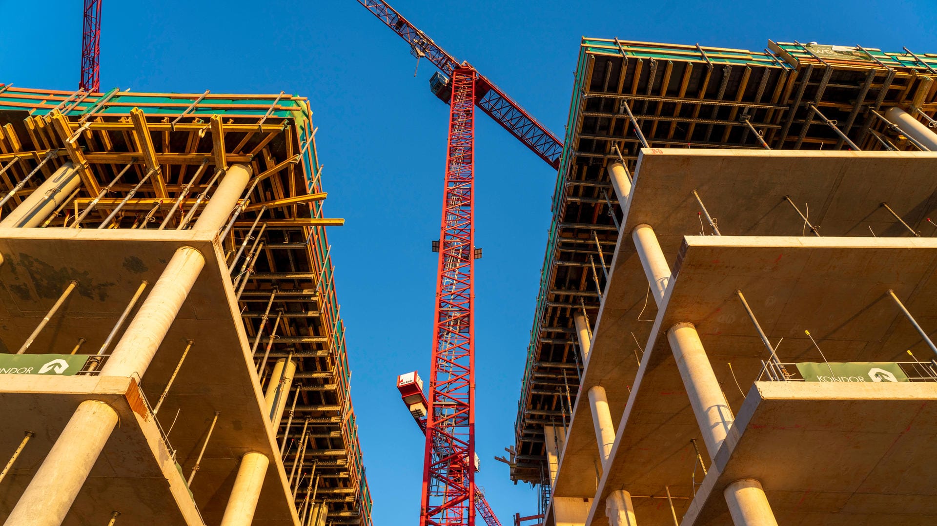 Neubau eines Wohn- und Bürohauses in Düsseldorf (Archivbild): Vor allem junge Familien leiden unter der prekären Lage auf dem Wohnungsmarkt.