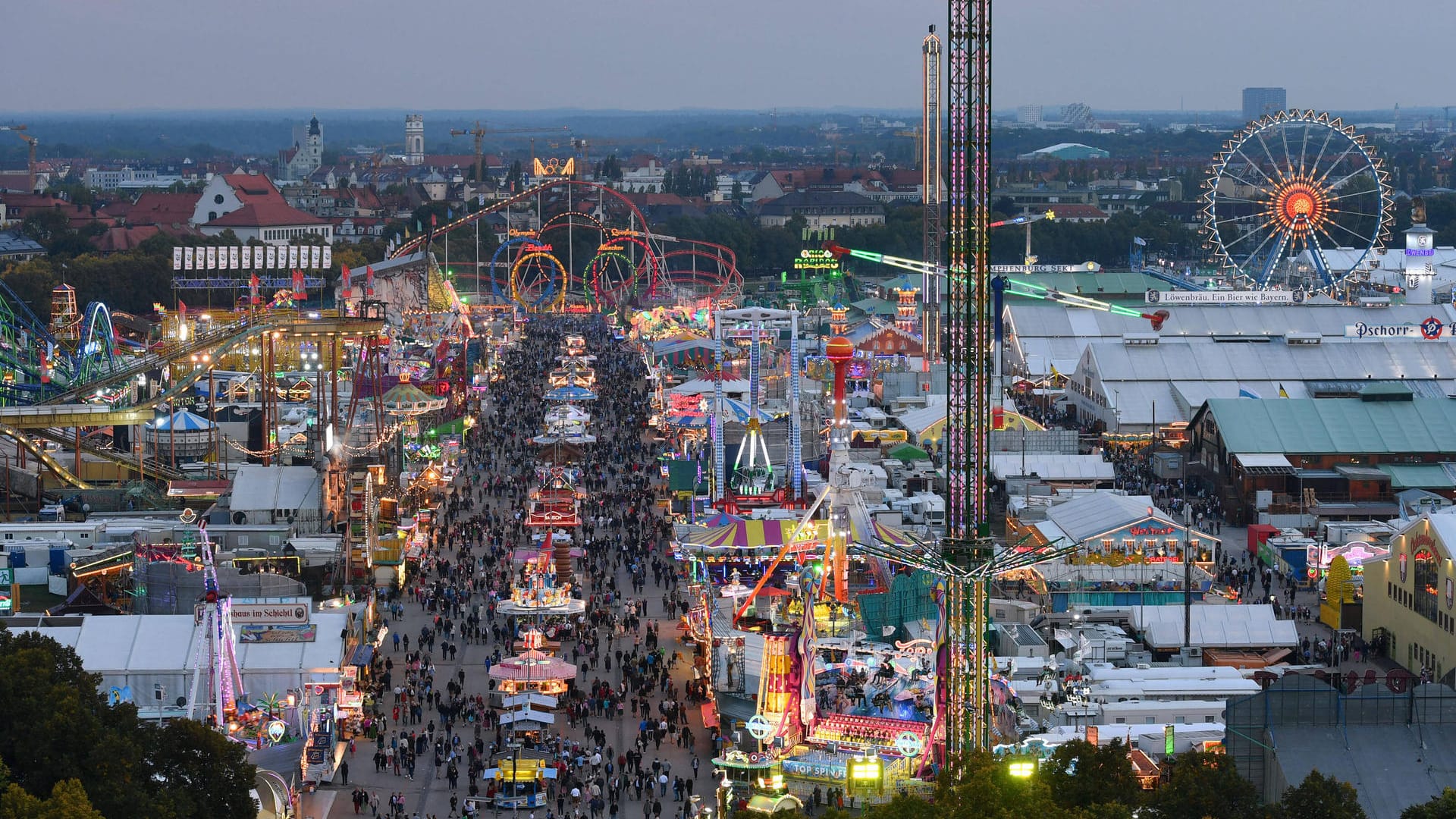 Das Oktoberfest aus der Luft mit Bierzelten und Fahrgeschäften (Archivbild): 2022 soll es nach zwei Absagen in Folge wieder stattfinden.