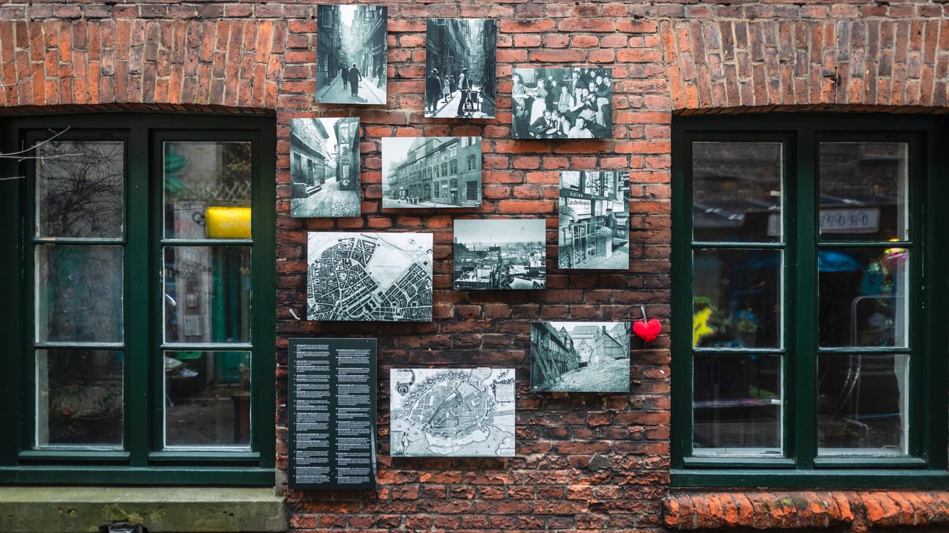 Historische Fotos im Innenhof des Gängeviertels.