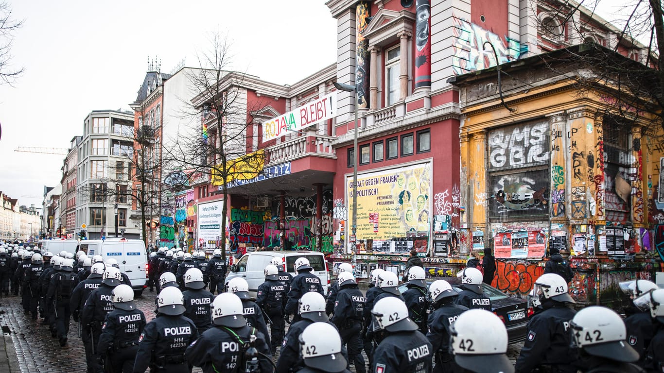 Beamte der Bereitschaftspolizei laufen während einer Demonstration im Februar 2020 an der Roten Flora vorbei. Rund 3.000 Menschen beteiligen sich an der Demonstration gegen das Polizeigesetz.