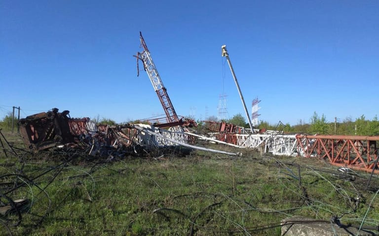 25. April: Seit Montag werden Explosionen aus der Separatistenregion Transnistrien im Osten Moldaus gemeldet. Russland und Transnistrien machen die Ukraine für die Angriffe verantwortlich – Kiew dementiert. Das russische Militär hatte zuvor angedeutet, dass es einen "Zugang" von der Südukraine nach Transnistrien anstrebe. Im Bild: Zerstörte Funkmasten.