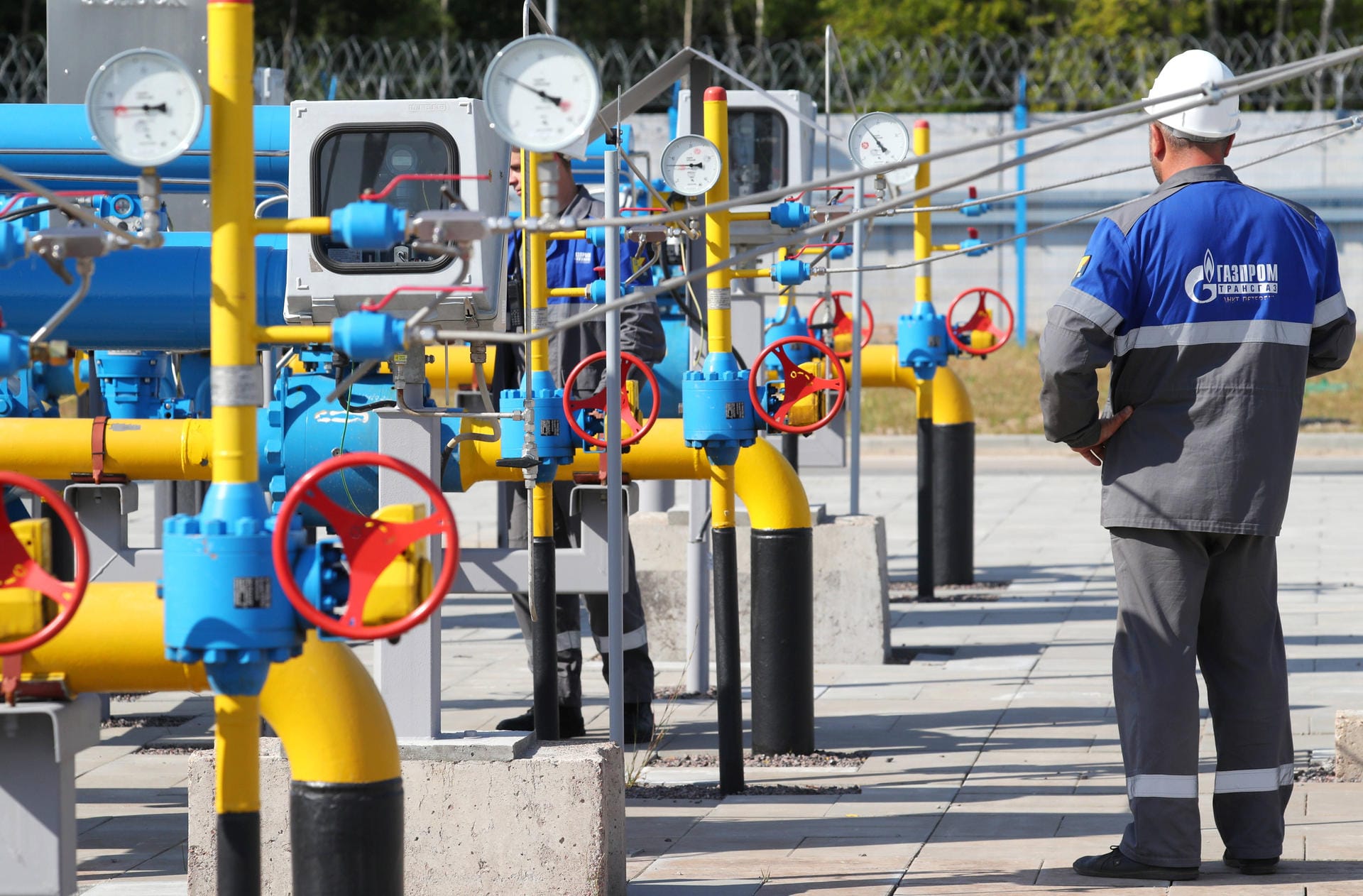 27. April: Der russiche Energiekonzern Gazprom hat seine Gaslieferungen nach Polen und Bulgarien über die Jamal-Pipeline eingestellt. Das staatliche Unternehmen begründete den Schritt damit, dass die beiden EU-Staaten ihre Lieferungen nicht in Rubel bezahlt hätten.