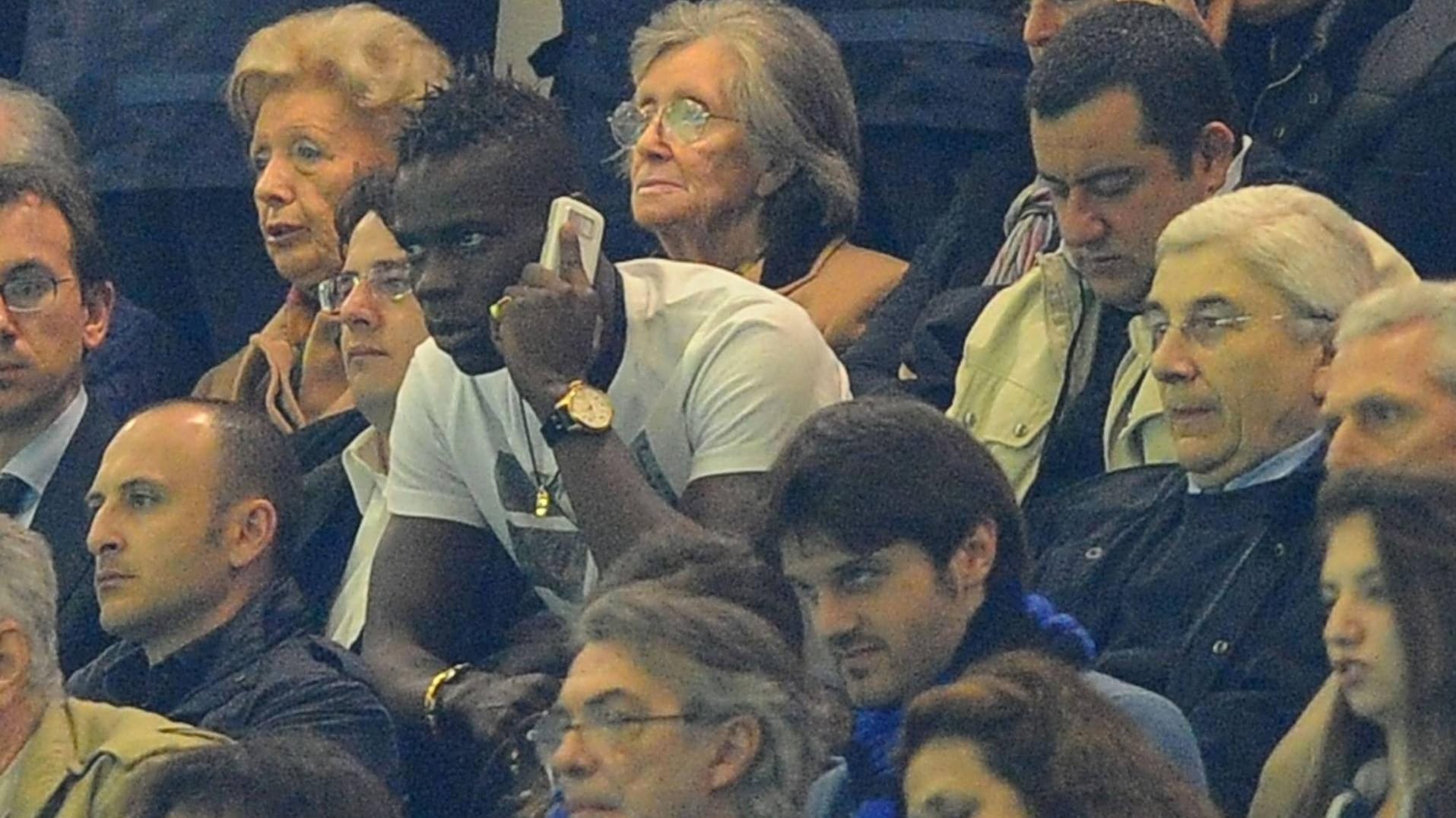 Eigenwilliges Duo: Raiola (r.) und Mario Balotelli 2010 auf der Tribüne.