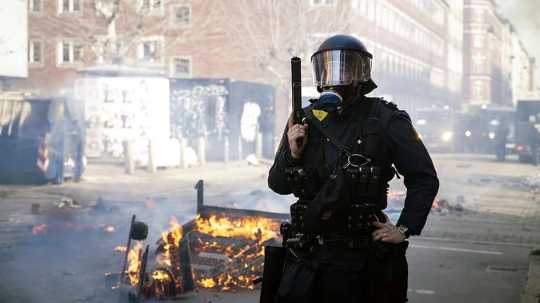 Polizist während Ausschreitungen in Kopenhagen 2019: Auch in den Tagen nach der Koranverbrennung Paludans kam es in Dänemark zu weiterer Gewalt.