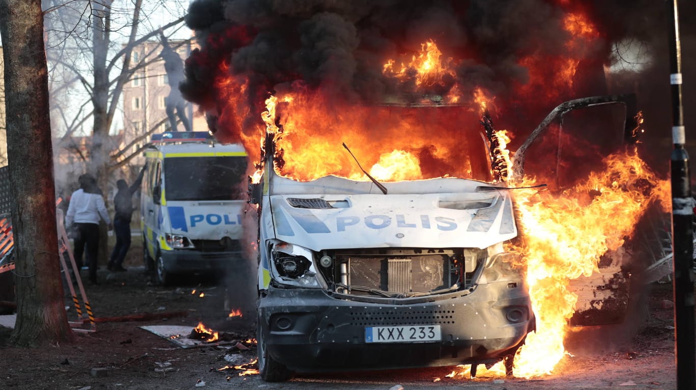 Brennendes Polizeifahrzeug in Örebro: Eine Kundgebung Paludans war hier angekündigt gewesen, fand jedoch nicht statt – trotzdem kam es zu Ausschreitungen.