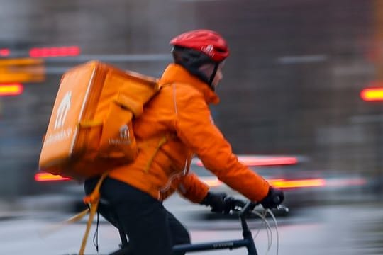 Eine Angestellte des Essenslieferdienstes Lieferando.