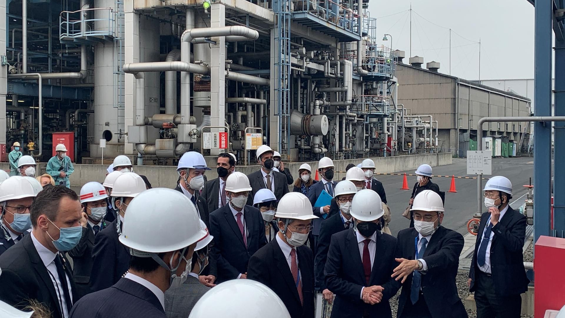 Olaf Scholz ließ sich in Tokio die Wasserstoffanlage zeigen.