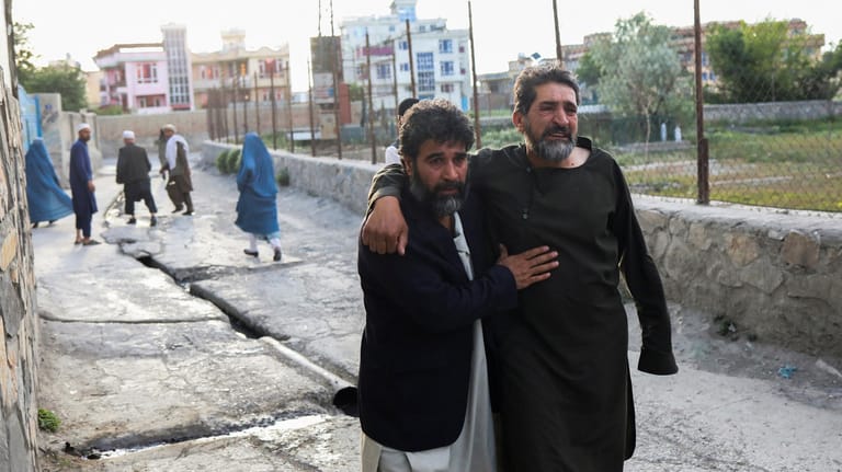 Kabul, Afghanistan: Nach dem Anschlag auf eine Moschee werden viele Todesopfer befürchtet.
