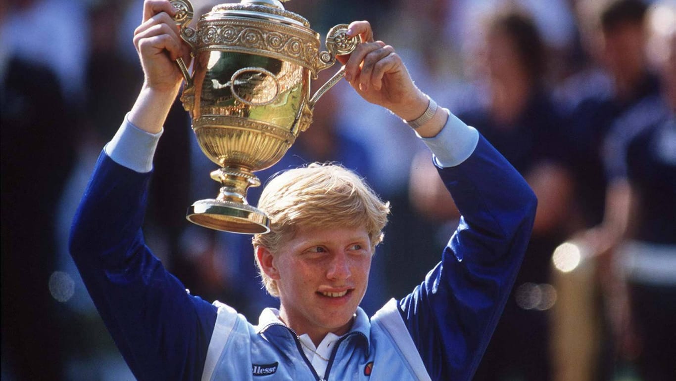 Boris Becker: Der 17-Jährige 1985 beim Siegesjubel mit dem Wimbledon-Pokal.