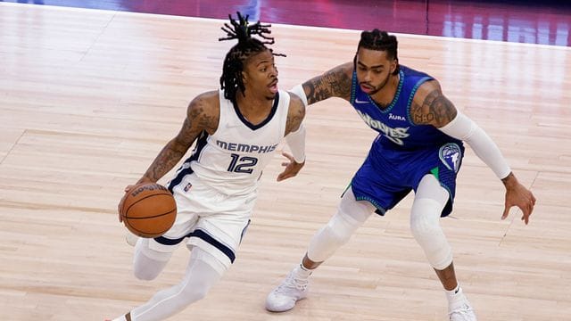 Ja Morant (l) von den Memphis Grizzlies wird von D'Angelo Russell verteidigt. Ja Morant (l) von den Memphis Grizzlies wird von D'Angelo Russell verteidigt.