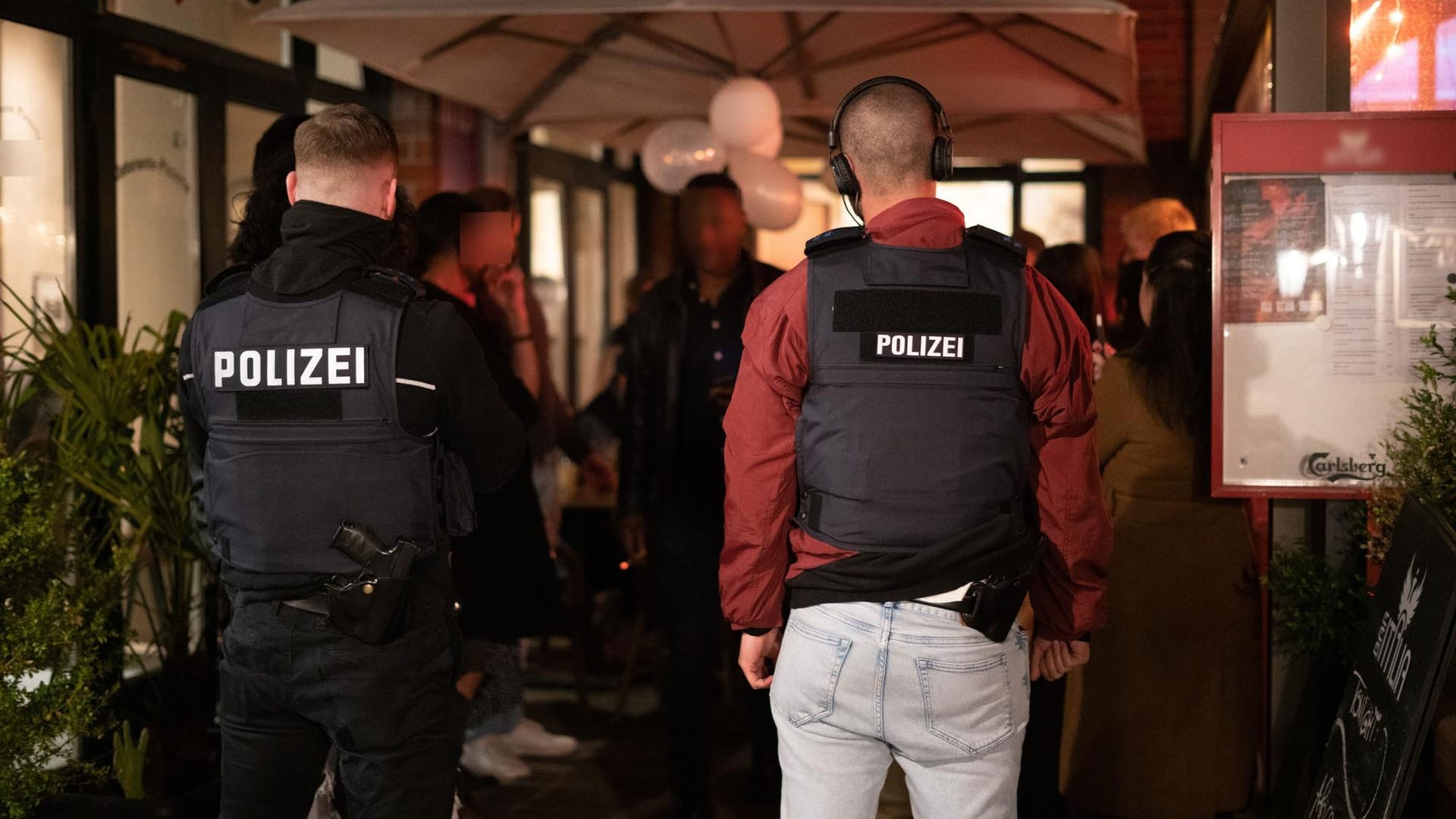 Fahnder der Polizei während der Razzia: Zuvor hatten Beamte das Restaurant observiert. Fahnder der Polizei während der Razzia: Zuvor hatten Beamte das Restaurant observiert.