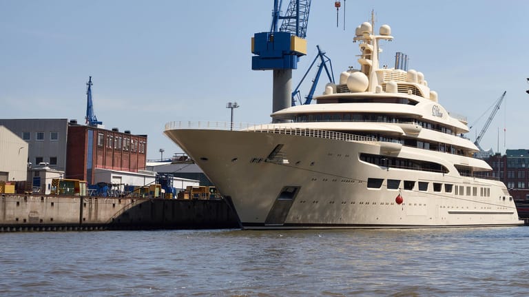 Die Yacht eines russischen Oligarchen in einer Werft in Bremen 2020: Norbert Röttgen (CDU) plädiert dafür, Oligarchen-Besitz an die Ukraine zu geben.