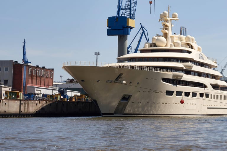 Die Yacht eines russischen Oligarchen in einer Werft in Bremen 2020: Norbert Röttgen (CDU) plädiert dafür, Oligarchen-Besitz an die Ukraine zu geben.