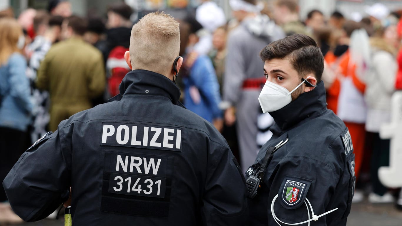 Polizisten im Einsatz in Köln: Bei dem Einsatz soll eine Polizistin verletzt worden sein.