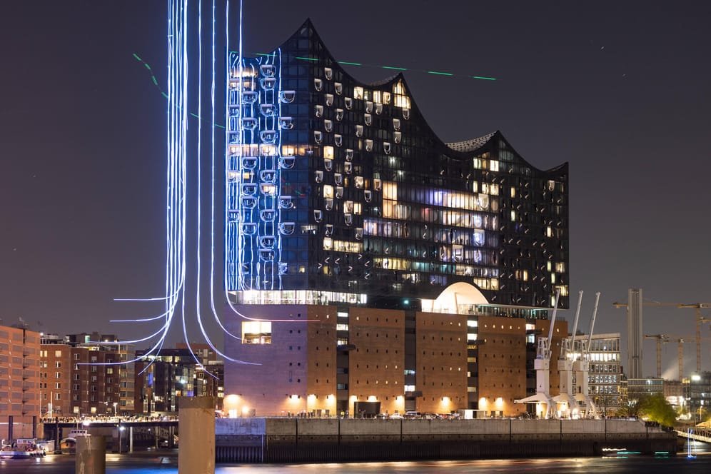 Die Lichtinstallation am Donnerstag: Fremde Drohnen brachten zahlreiche der Fluggeräte zum Abstürzen.