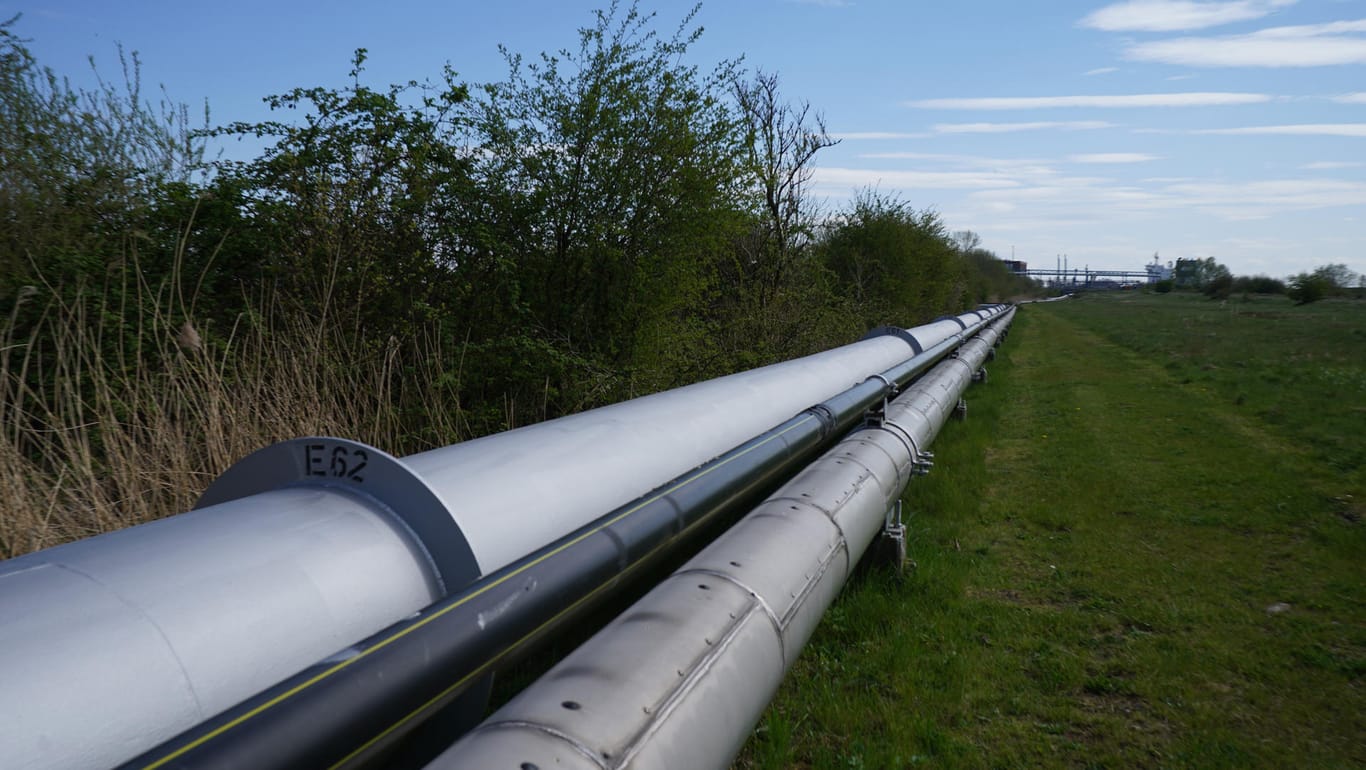 Blick auf eine Flüssiggas-Pipeline am Nordsee Gas Terminal: Schleswig-Holsteins Ministerpräsident Günther will, dass in Brunsbüttel Anfang des kommenden Jahres ein schwimmendes LNG-Terminal in Betrieb genommen werden kann. Nötig sei dazu der Bau einer 2,5 Kilometer langen Pipeline.