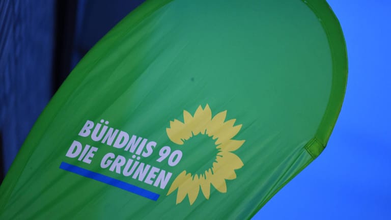 Eine Fahne der Partei Bündnis 90/Die Grünen (Symbolbild): Diskutiert werden soll auch, ob Bremen trotz Schuldenbremse zur Bekämpfung des Klimawandels neue Kredite aufnehmen sollte.
