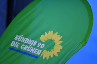 Eine Fahne der Partei Bündnis 90/Die Grünen (Symbolbild): Diskutiert werden soll auch, ob Bremen trotz Schuldenbremse zur Bekämpfung des Klimawandels neue Kredite aufnehmen sollte.