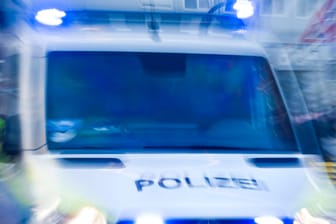 Ein Fahrzeug der Polizei im Einsatz in Hamburg: Das Opfer wurde in ein Krankenhaus gebracht.