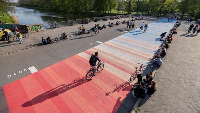 "Warming stripes" auf der Sachsenbrücke