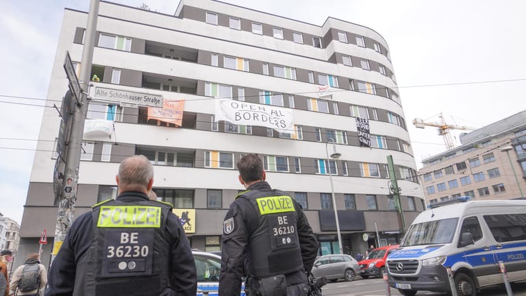 Polizisten stehen vor dem besetzten Wombat City Hostel in Berlin-Mitte: Seit 2019 steht das Haus leer.