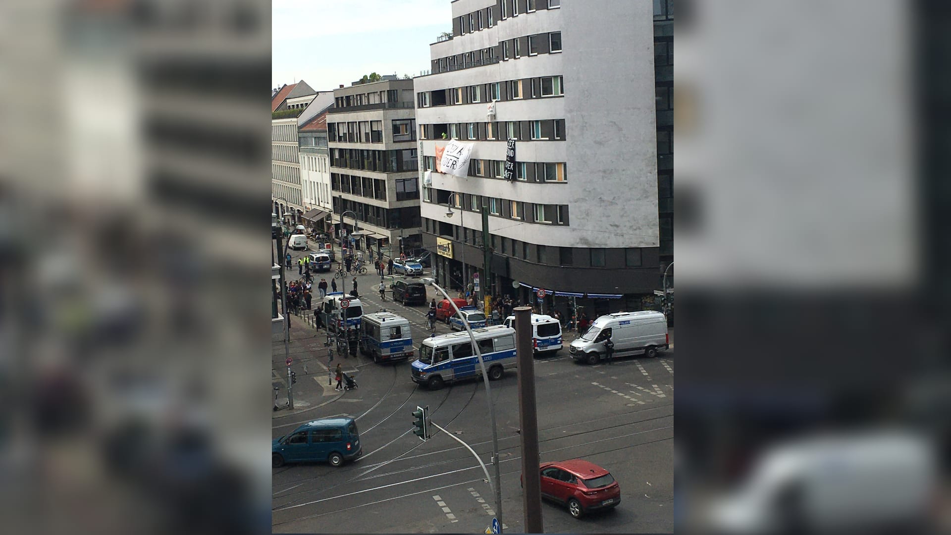Blick auf das besetze Hostel und den Polizeieinsatz: Die Aktivisten fordern mehr Raum für Geflüchtete.