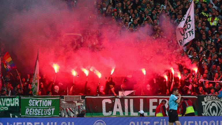 Im Fanblock der Bremer Fans werden Bengalos abgebrannt (Symbolbild): Werder Bremen hatte mit 2:3 (2:1) gegen Holstein Kiel verloren.