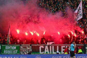 Im Fanblock der Bremer Fans werden Bengalos abgebrannt (Symbolbild): Werder Bremen hatte mit 2:3 (2:1) gegen Holstein Kiel verloren.