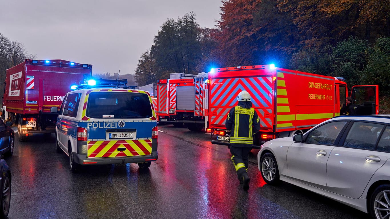 Einsatzfahrzeuge bei einem Unfall in der Nähe von Frankfurt (Symbolbild): Der 19-Jährige verstarb noch am Unfallort.