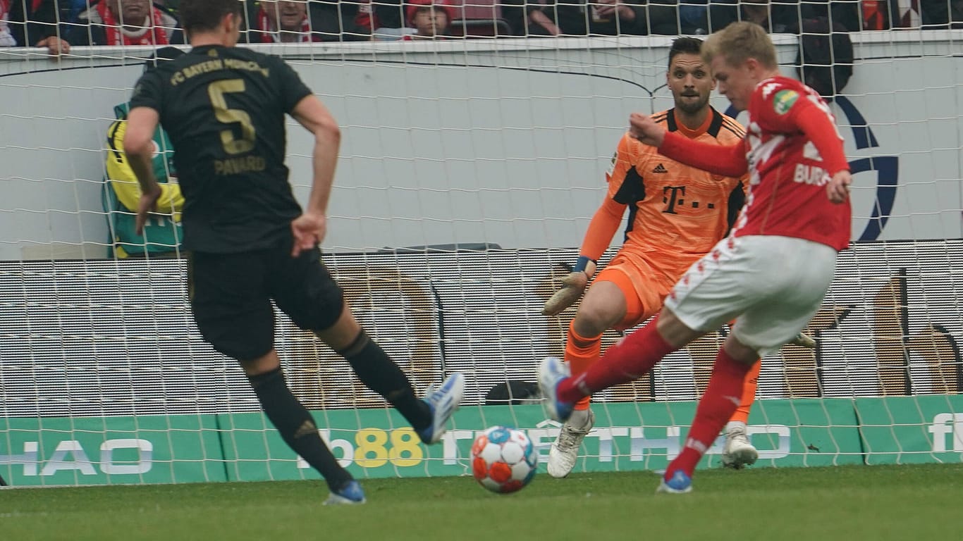 Das Führungstor: Mainz' Burkardt (M.) trifft gegen die Bayern.