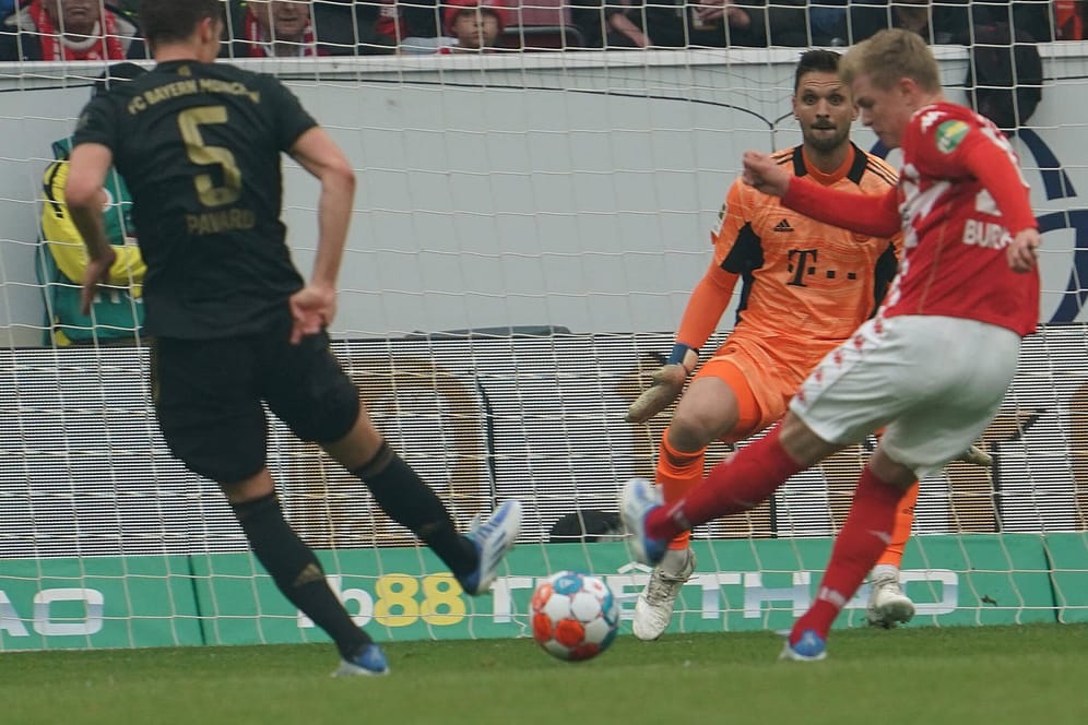 Das Führungstor: Mainz' Burkardt (M.) trifft gegen die Bayern.