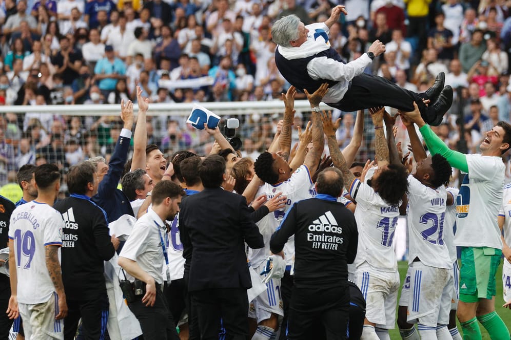 Real Madrid: Die Stars lassen ihren Meistertrainer Ancelotti hochleben.