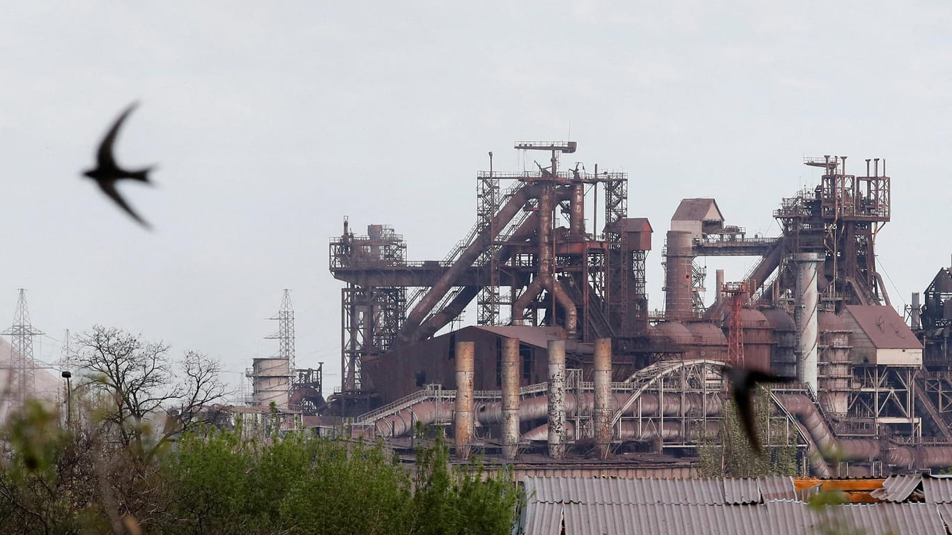 Mariupol: Mindestens 20 Zivilisten sollen das umkämpfte Stahlwerk Azovstal verlassen haben.