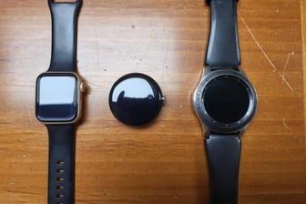 Die gefundene mutmaßliche Pixel Watch (Mitte): Hier zwischen einer Apple Watch (links) und einer Galaxy Watch (rechts).