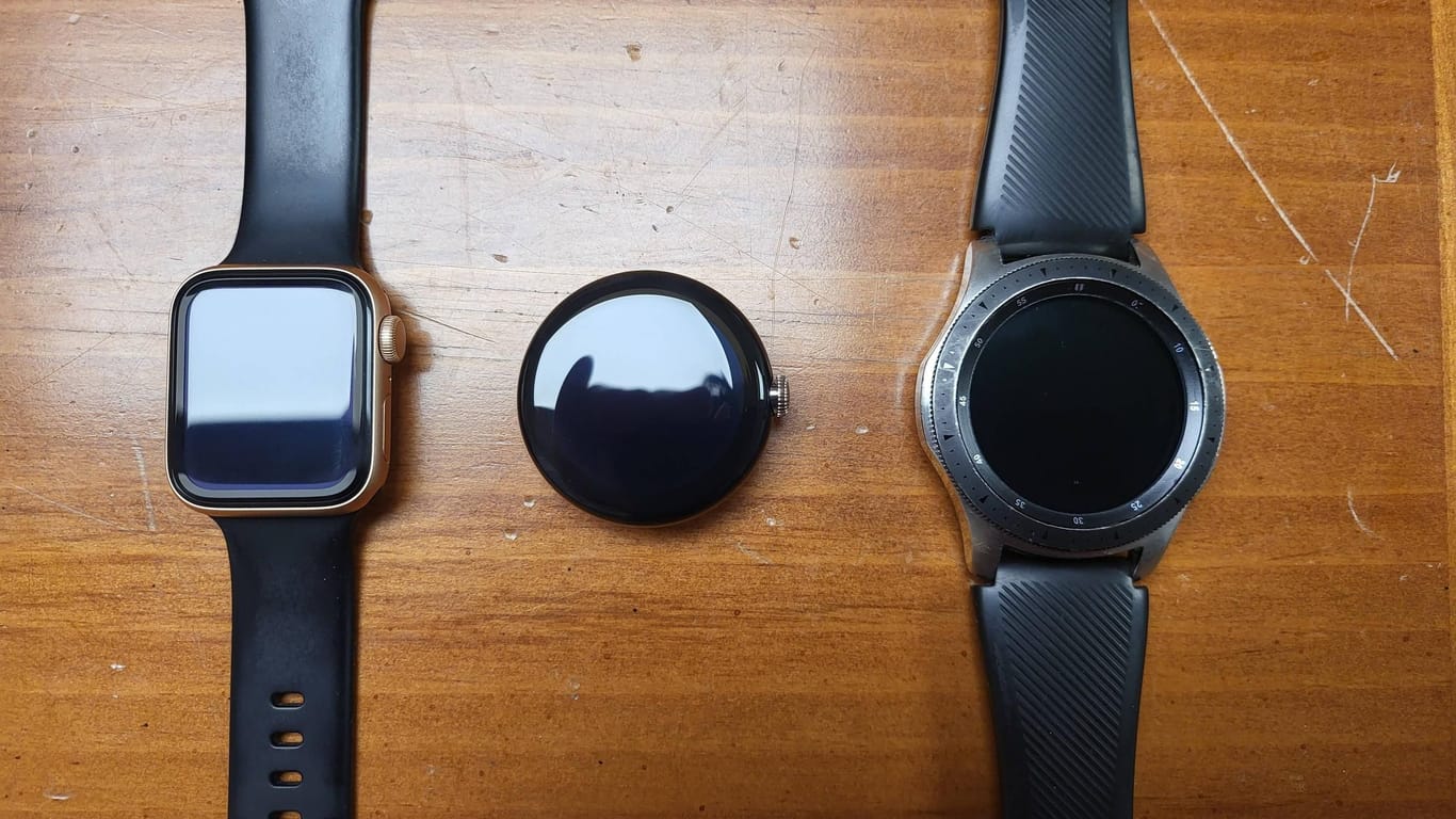 Die gefundene mutmaßliche Pixel Watch (Mitte): Hier zwischen einer Apple Watch (links) und einer Galaxy Watch (rechts).