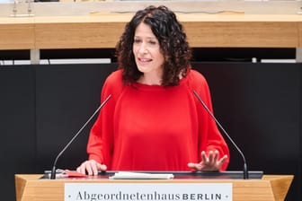 Berlins Verkehrs- und Umweltsenatorin Bettina Jarasch während einer Senatssitzung (Archivbild): Die maroden Brücken in Mitte sollen komplett ersetzt werden.