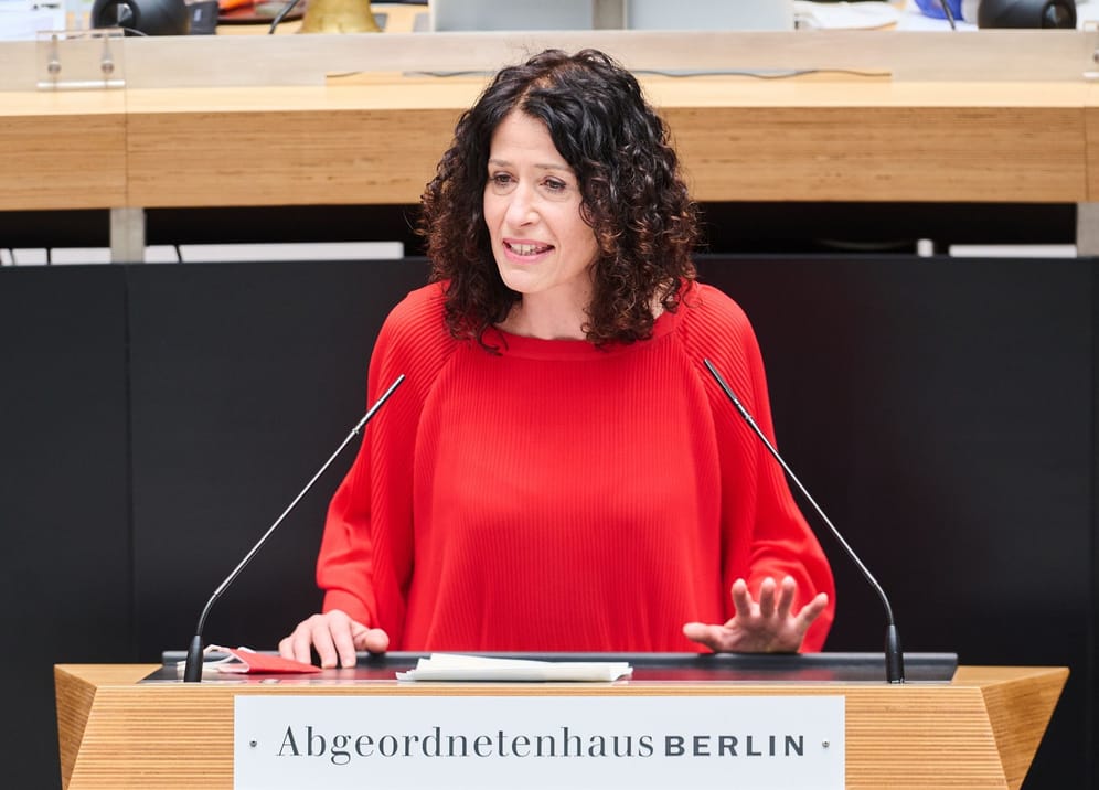 Berlins Verkehrs- und Umweltsenatorin Bettina Jarasch während einer Senatssitzung (Archivbild): Die maroden Brücken in Mitte sollen komplett ersetzt werden.