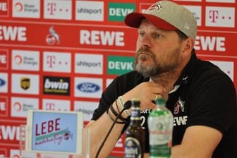 Steffen Baumgart auf einer Pressekonferenz: Er hat die Ziele für seine Mannschaft noch einmal ein bisschen höhergesetzt.