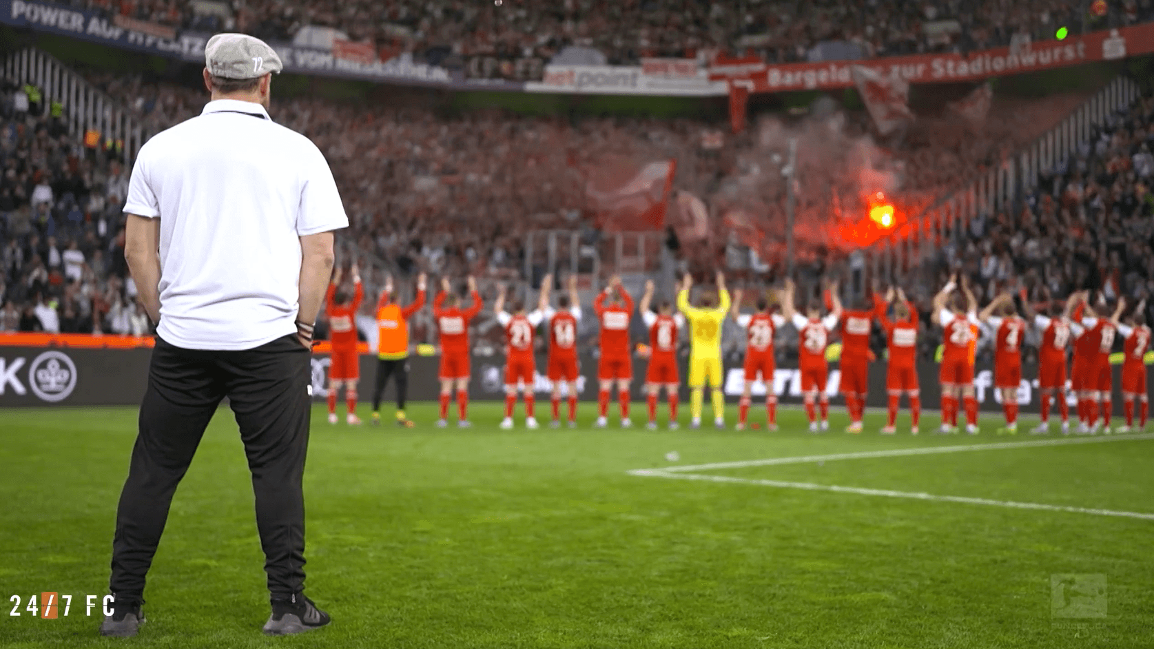 Steffen Baumgart mit seinen Spielern vor der Gästekurve in Mönchengladbach.