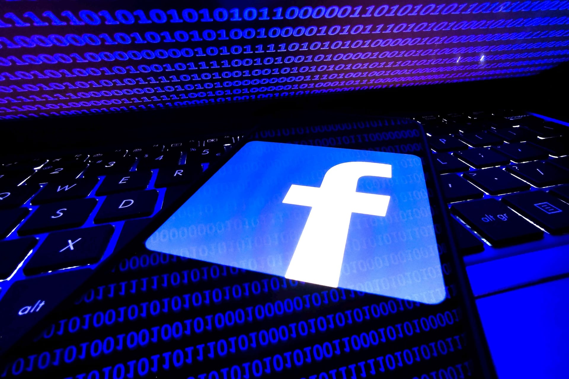 Internet Hacking Photo Illustrations Facebook logo displayed on a phone screen is seen with binary code displayed on a laptop screen in this illustration photo taken in Krakow, Poland on August 17, 2021. Krakow Poland porzycki-internet210817_npEZs PUBLICATIONxNOTxINxFRA Copyright: xJakubxPorzyckix