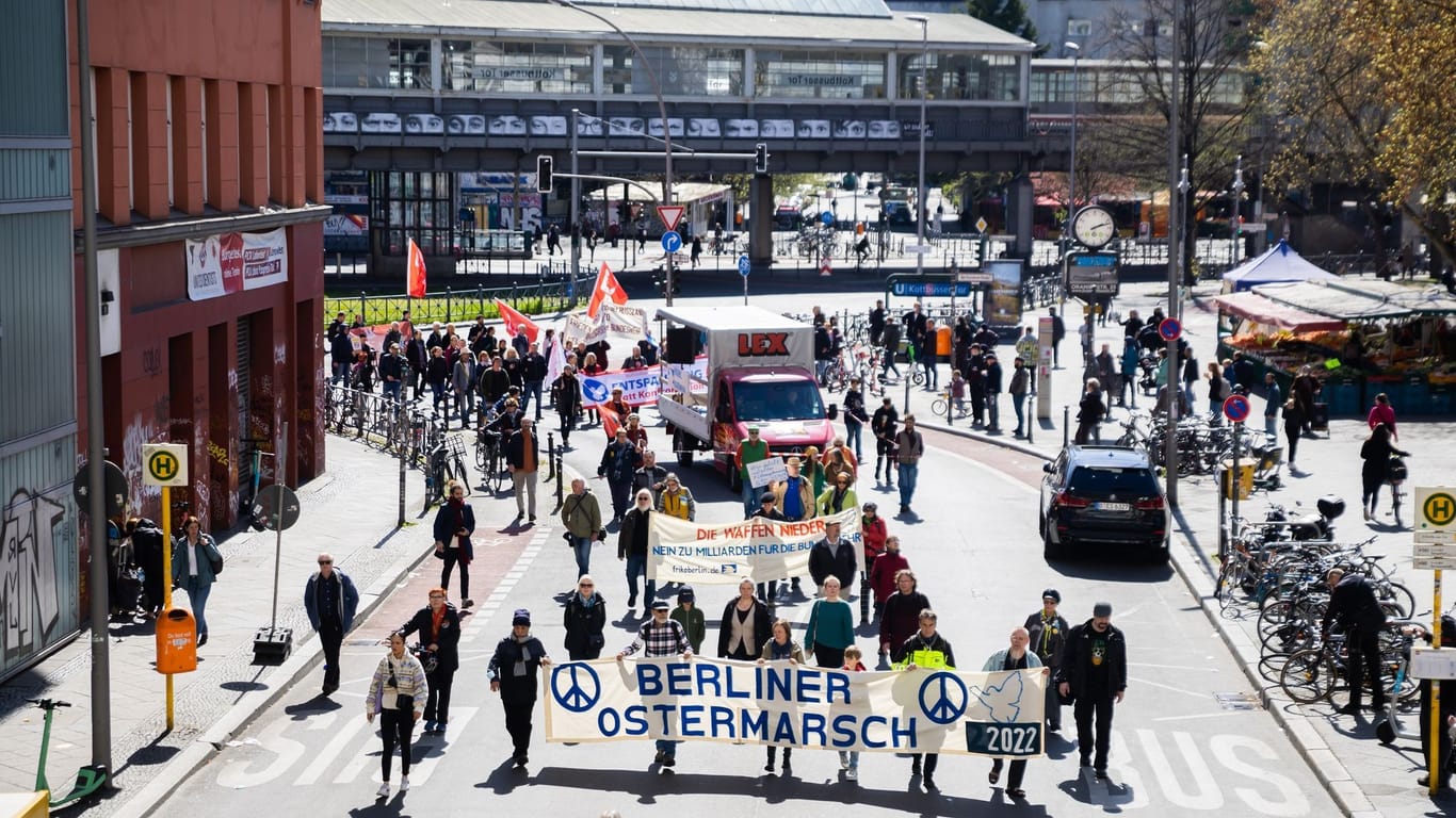Teilnehmer des Ostermarsches ziehen durch Kreuzberg