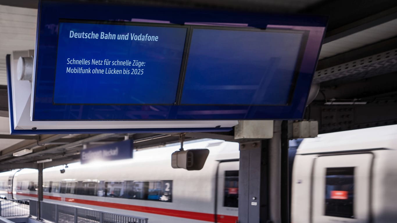 Eine Werbeanzeige im Bahnhof: Die Deutsche Bahn und Vodafone wollen Funklöcher auf den vielbefahrenen Strecken schließen.