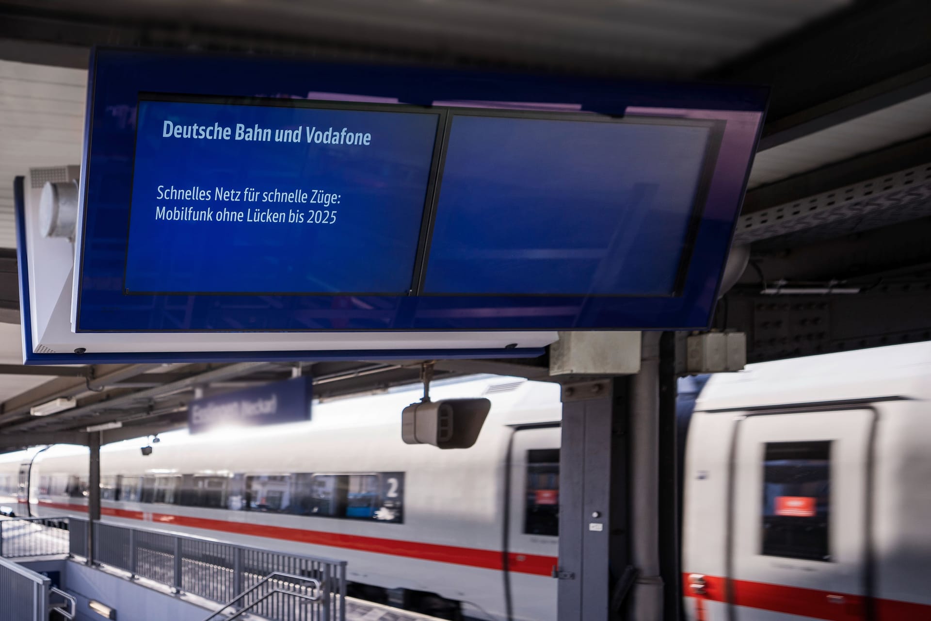 Eine Werbeanzeige im Bahnhof: Die Deutsche Bahn und Vodafone wollen Funklöcher auf den vielbefahrenen Strecken schließen.
