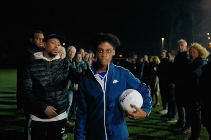 Junge auf dem Fußballplatz: Durch ein Deepfake-Video wurde der ermordete Sedar digital wieder zum Leben erweckt.