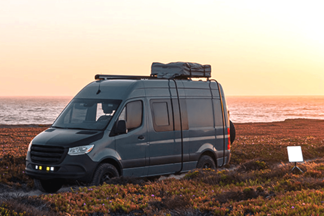 Starlink-Antenne hinter einem Wohnmobil: Das Satelliteninternet von SpaceX ist jetzt auch unterwegs nutzbar.