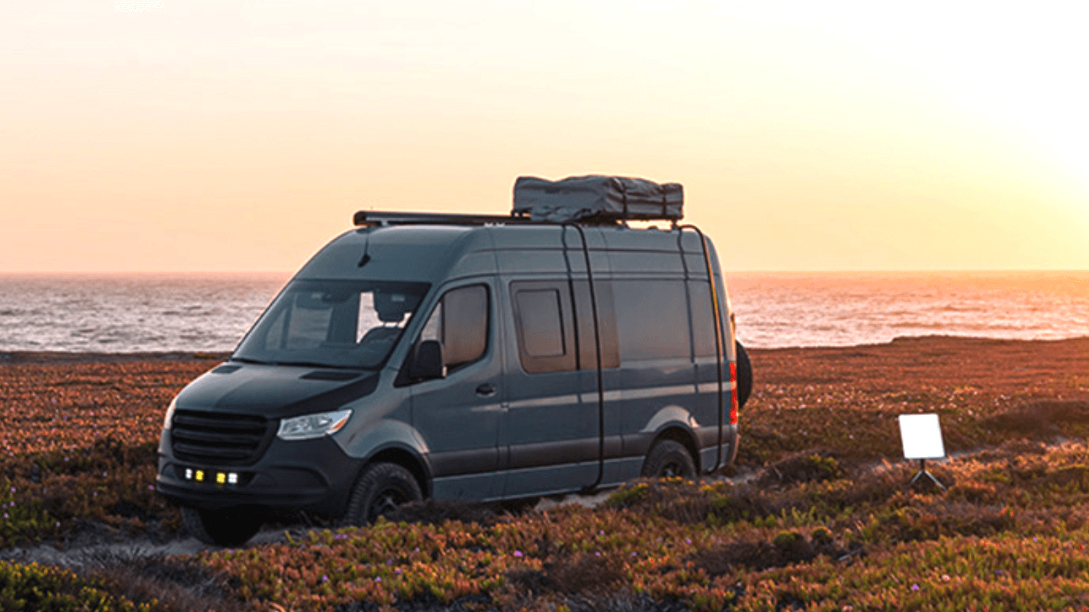 Starlink-Antenne hinter einem Wohnmobil: Das Satelliteninternet von SpaceX ist jetzt auch unterwegs nutzbar.